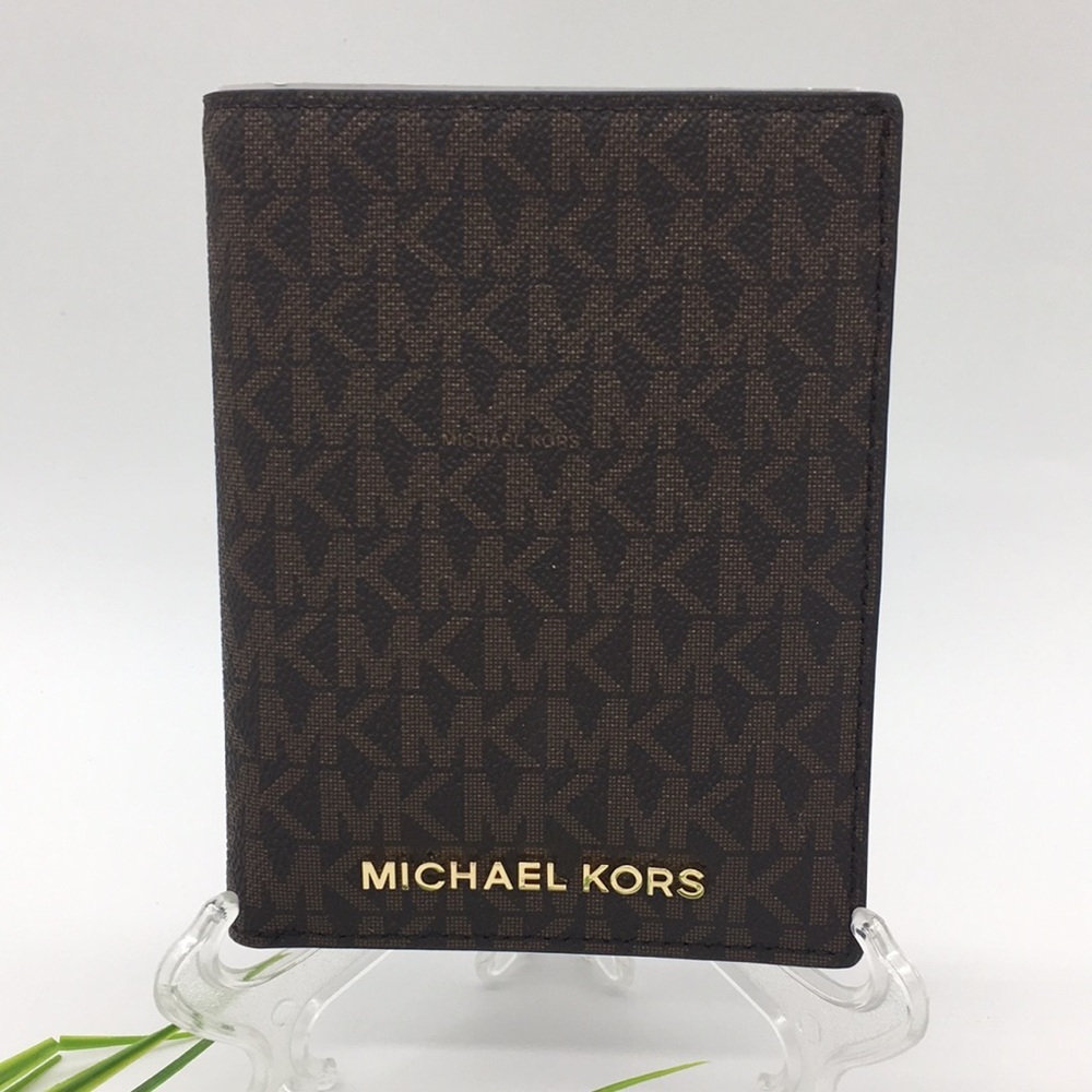 Michael Kors Jet Set Travel MD Passport Case Brown